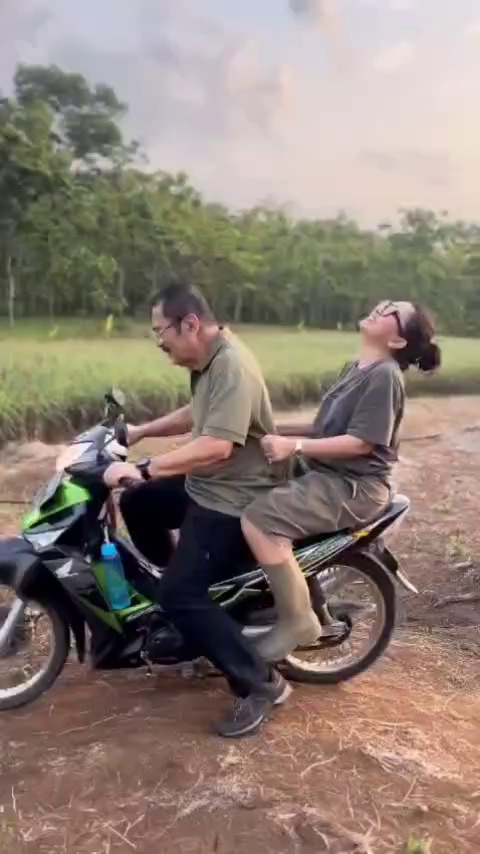 9 Potret Mayangsari boncengan naik motor dengan suami di kampung, tunjukkan bahagia itu sederhana
