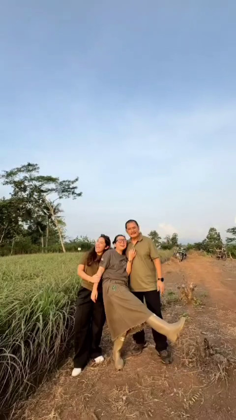 9 Potret Mayangsari boncengan naik motor dengan suami di kampung, tunjukkan bahagia itu sederhana