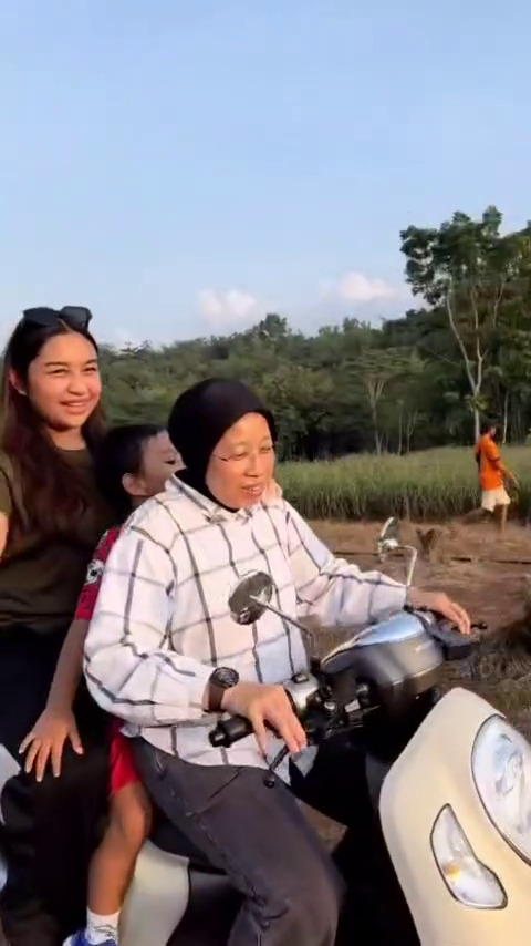 9 Potret Mayangsari boncengan naik motor dengan suami di kampung, tunjukkan bahagia itu sederhana