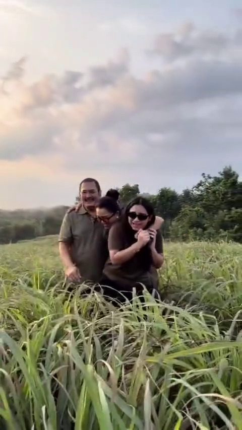 9 Potret Mayangsari boncengan naik motor dengan suami di kampung, tunjukkan bahagia itu sederhana