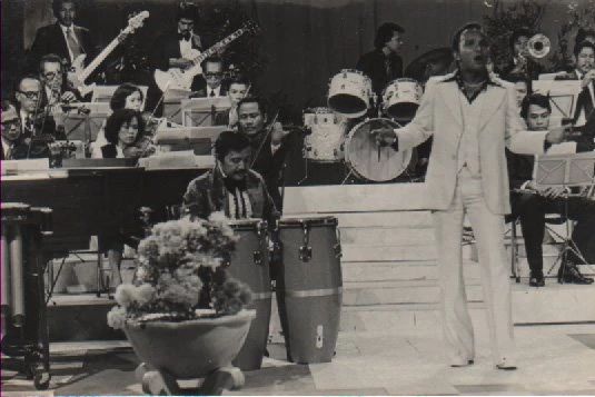 Mengenang 3 tahun kepergian Bob Tutupoly, intip 13 potret lawas musisi legendaris segudang karya