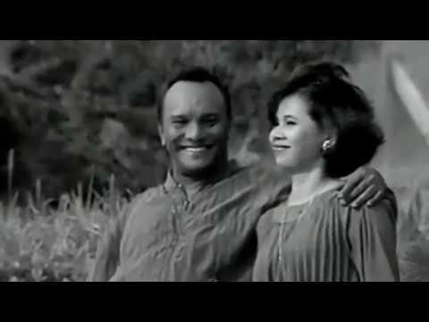 Mengenang 3 tahun kepergian Bob Tutupoly, intip 13 potret lawas musisi legendaris segudang karya