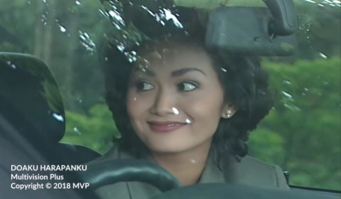 Meski dulu tampil dengan alis segaris tapi cantiknya natural, 11 potret lawas Krisdayanti saat akting