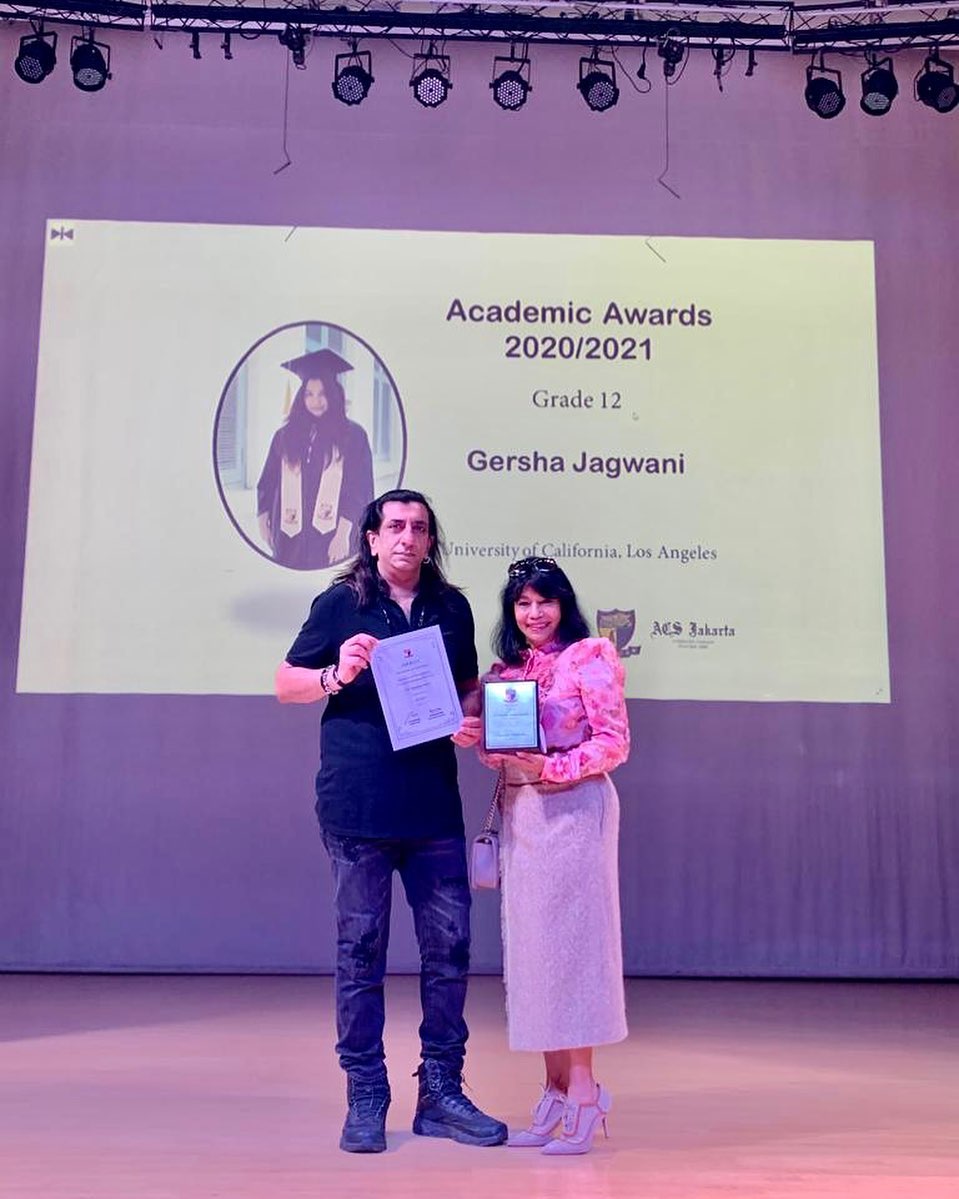 Tak banyak yang tahu, sepupu Sarah Si Doel Anak Sekolahan pernah dideportasi, ini 13 potret terbarunya