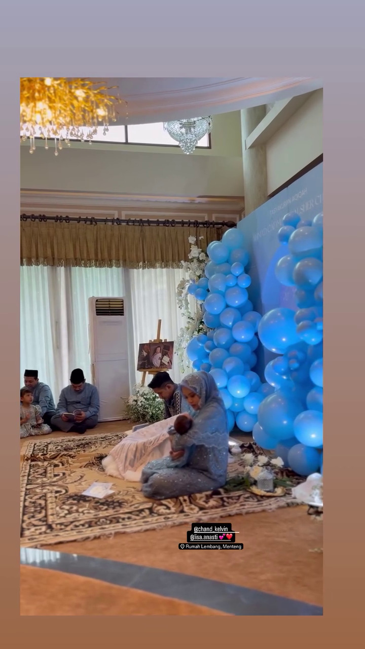 9 Potret akikah anak pertama Chand Kelvin digelar intimate bareng keluarga, sederhana penuh makna
