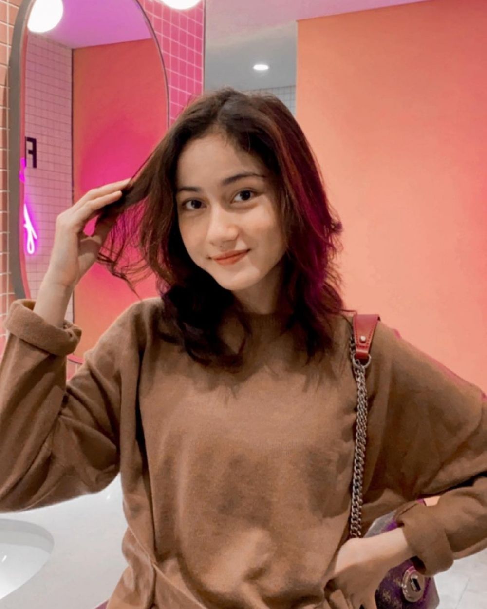 Di Tukang Ojek Pengkolan kalem tapi aslinya modis abis, ini 11 potret terbaru 'anak' Cindy Fatikasari