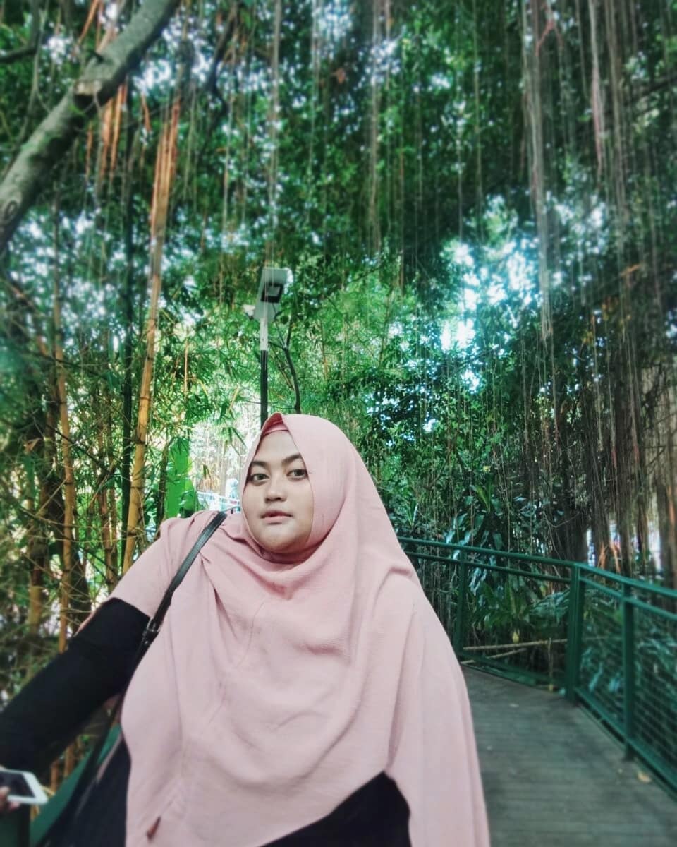 Kian kalem mantap berhijab, intip 11 potret terbaru istri Kang Komar Preman Pensiun ini manglingi