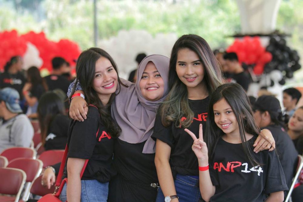 Kian kalem mantap berhijab, intip 11 potret terbaru istri Kang Komar Preman Pensiun ini manglingi