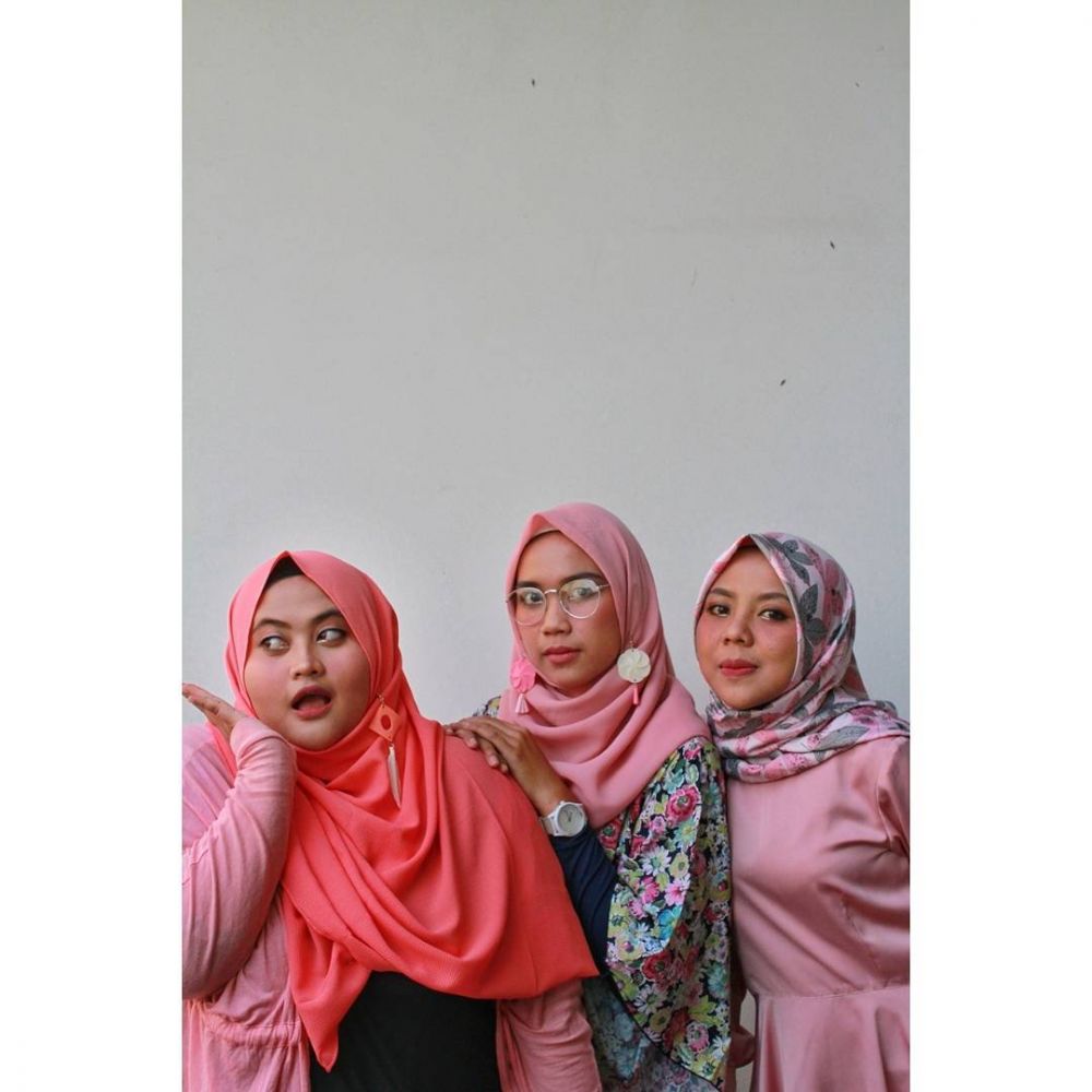 Kian kalem mantap berhijab, intip 11 potret terbaru istri Kang Komar Preman Pensiun ini manglingi