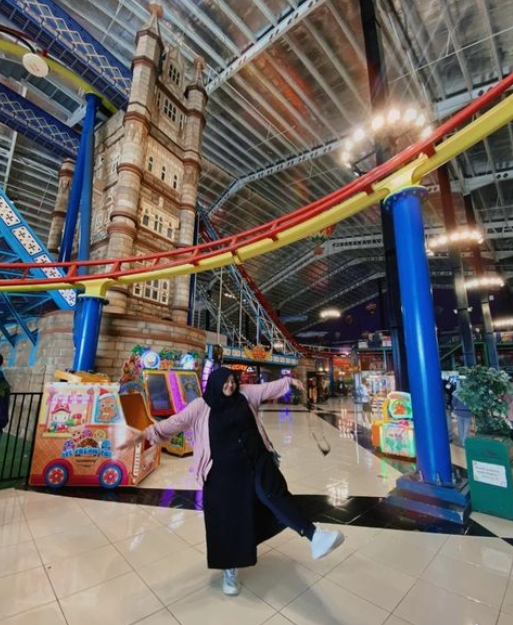 Kian kalem mantap berhijab, intip 11 potret terbaru istri Kang Komar Preman Pensiun ini manglingi