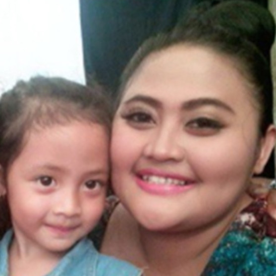 Kian kalem mantap berhijab, intip 11 potret terbaru istri Kang Komar Preman Pensiun ini manglingi