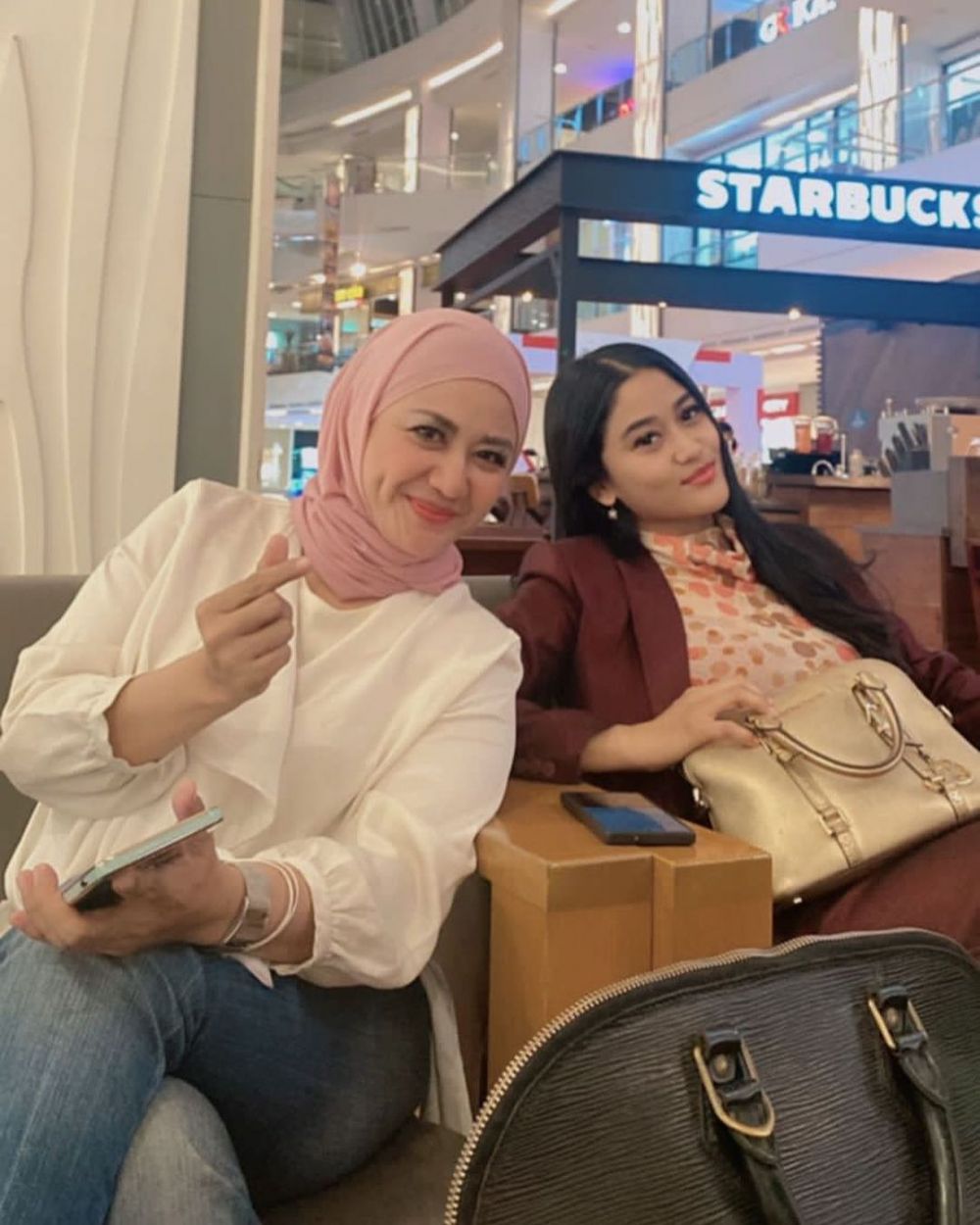 Pemeran Santi Jin dan Jun kini berhijab kian memesona, 11 potret terbaru di keseharian buat terpukau