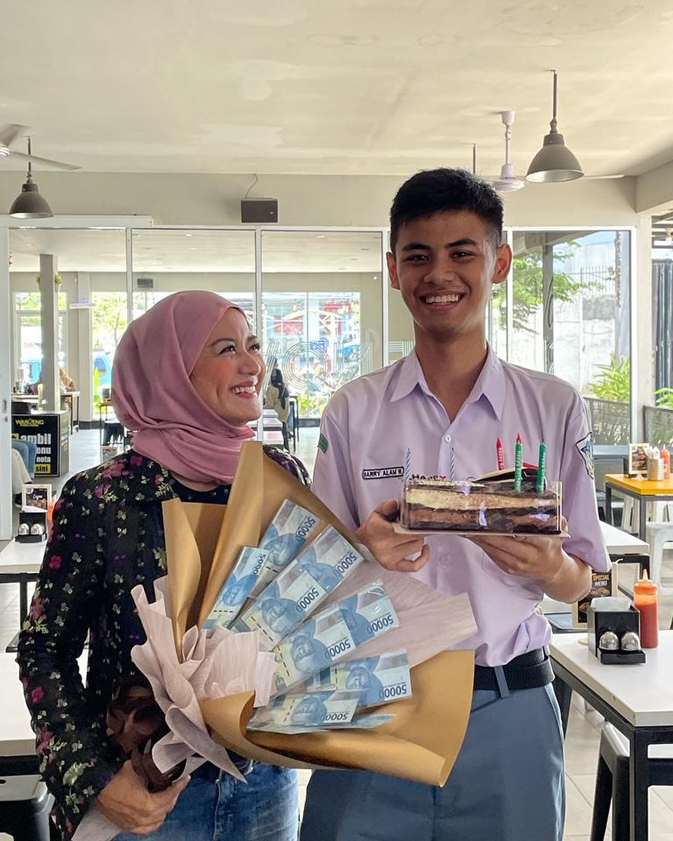 Pemeran Santi Jin dan Jun kini berhijab kian memesona, 11 potret terbaru di keseharian buat terpukau