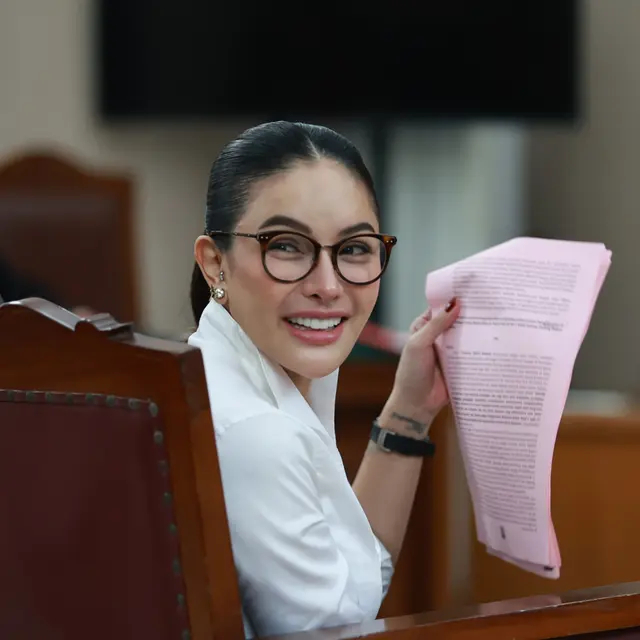 Nikita Mirzani penuh isak tangis bacakan nota pembelaan, singgung soal kriminalisasi hukum