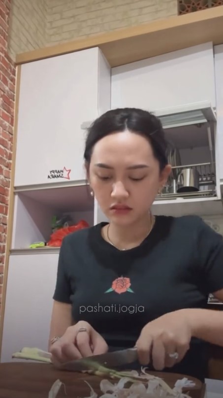 Dari sederhana dimakeover jadi bak istana, begini 6 cara Happy Asmara merenovasi dapur