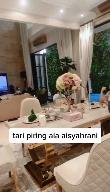 Diperistri pengusaha punya rumah mewah, 6 cara Aisyahrani adik Syahrini menata dapur view kolam renang