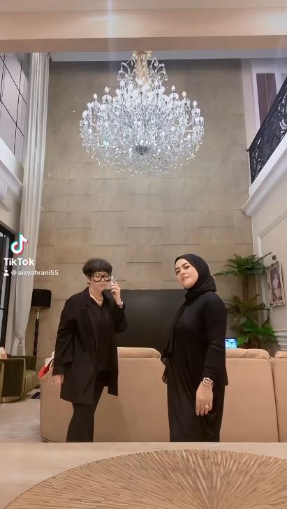 Diperistri pengusaha punya rumah mewah, 6 cara Aisyahrani adik Syahrini menata dapur view kolam renang