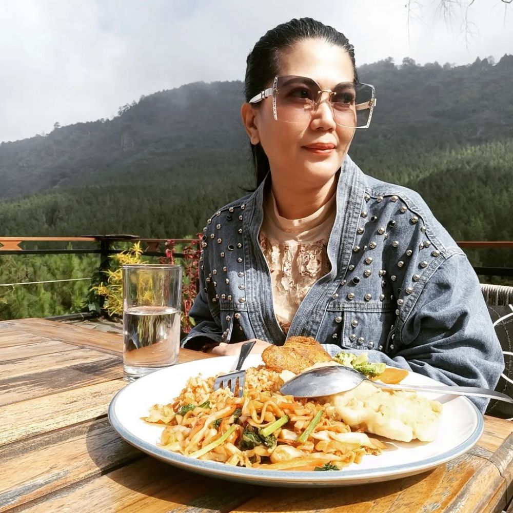 Tetap cantik awet muda di usia 51 tahun, ini 11 potret terbaru pemeran Hera di Jin dan Jun