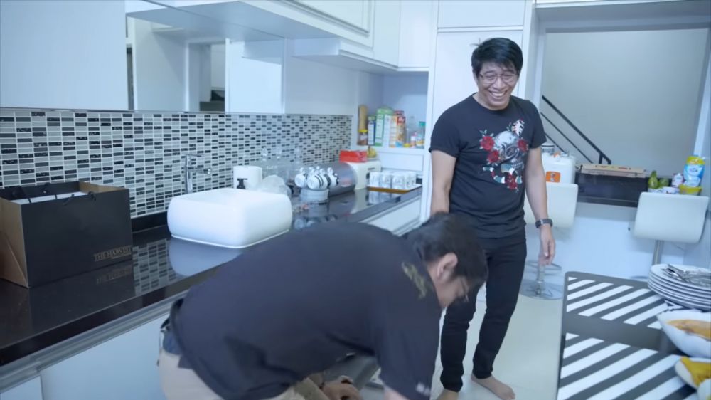 Meja makan didesain bak di warteg, intip 7 cara Parto Patrio menata dapur serba monokrom