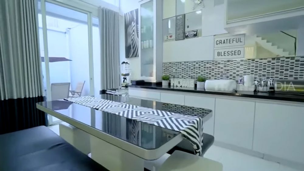 Meja makan didesain bak di warteg, intip 7 cara Parto Patrio menata dapur serba monokrom