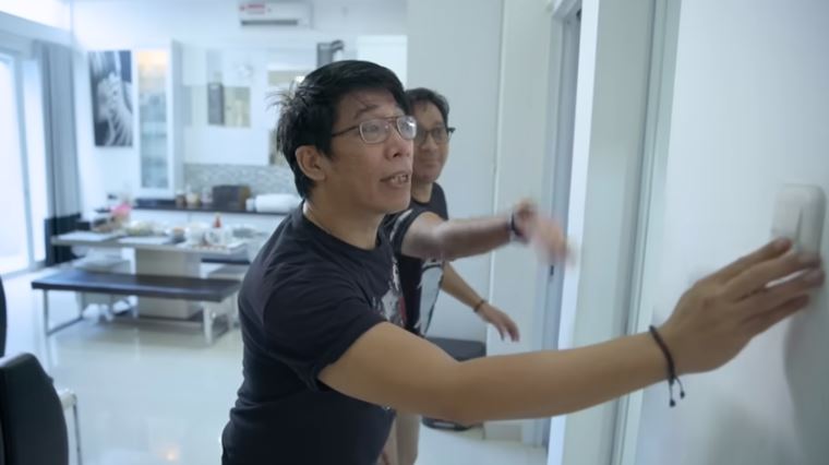 Meja makan didesain bak di warteg, intip 7 cara Parto Patrio menata dapur serba monokrom