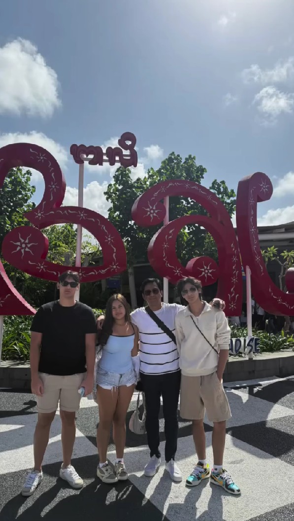 9 Potret Andre Taulany ajak anak-anak liburan ke Bali, gaya pakaian sang putri dinilai terlalu terbuka