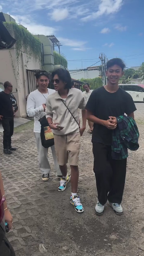 9 Potret Andre Taulany ajak anak-anak liburan ke Bali, gaya pakaian sang putri dinilai terlalu terbuka