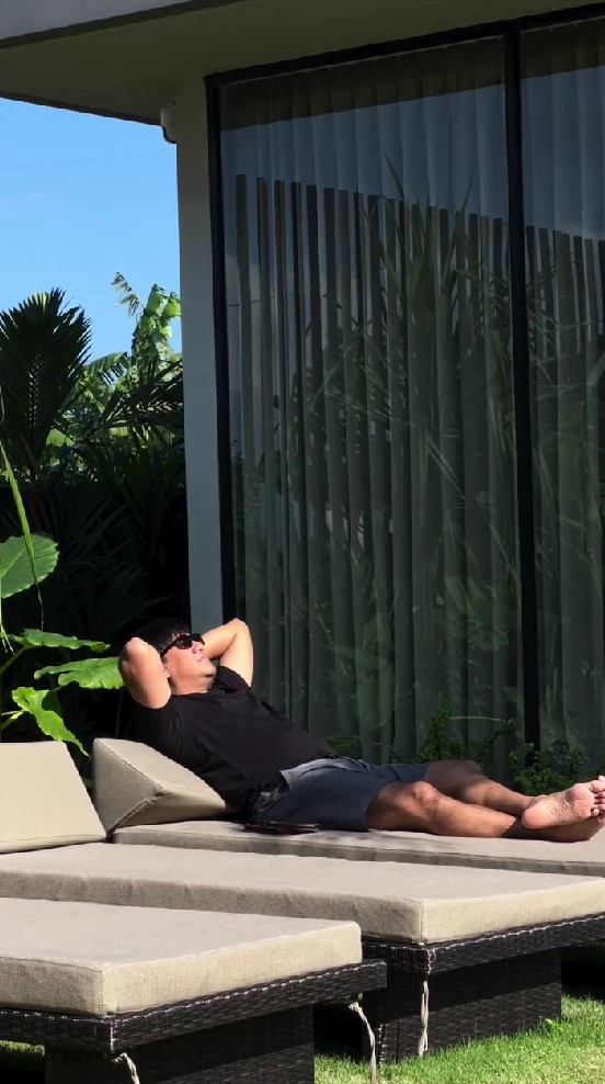 9 Potret Andre Taulany ajak anak-anak liburan ke Bali, gaya pakaian sang putri dinilai terlalu terbuka