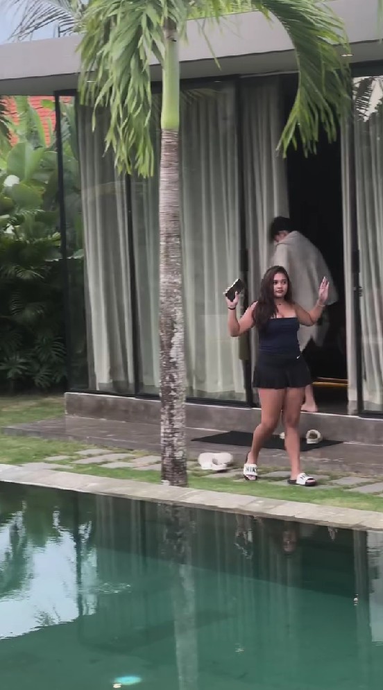 9 Potret Andre Taulany ajak anak-anak liburan ke Bali, gaya pakaian sang putri dinilai terlalu terbuka