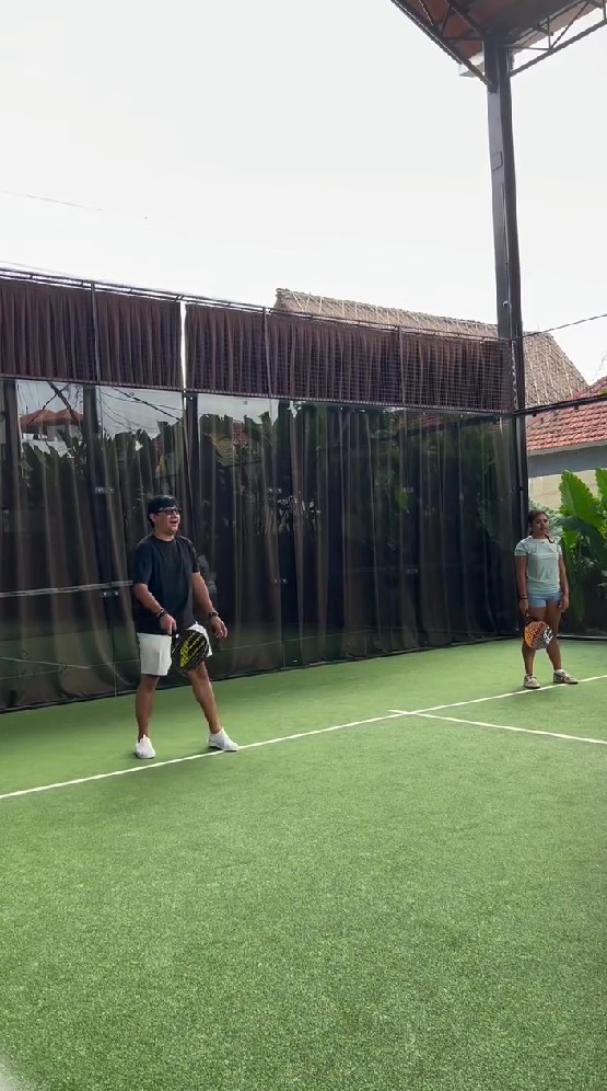 9 Potret Andre Taulany ajak anak-anak liburan ke Bali, gaya pakaian sang putri dinilai terlalu terbuka