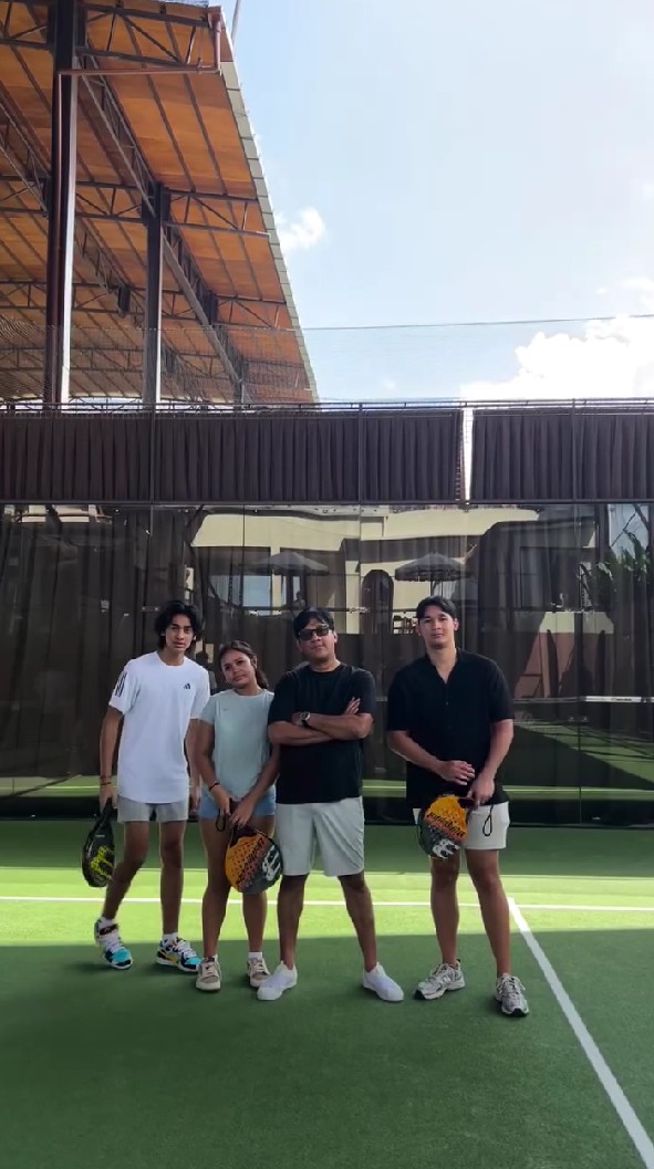 9 Potret Andre Taulany ajak anak-anak liburan ke Bali, gaya pakaian sang putri dinilai terlalu terbuka