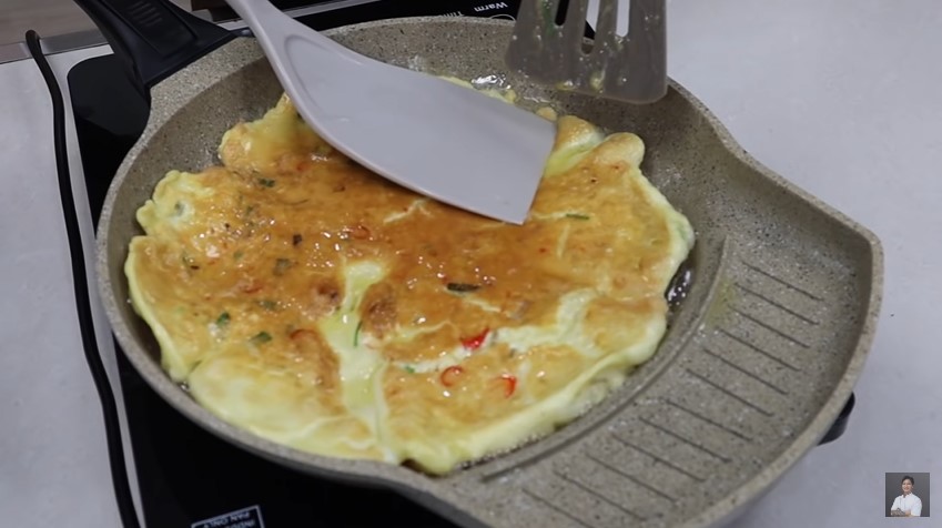 Trik membuat telur dadar krispi antigagal, dijamin tebal & kriuknya nampol kayak ayam goreng kentucky