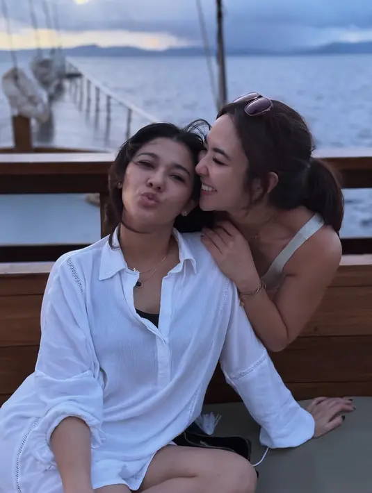 Potret lawas ayah 9 seleb ini dulu artis ganteng, pesona mudanya bikin pangling