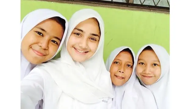Potret jadul 9 seleb gunakan hijab saat sekolah, gaya Mulan Jameela bak santri di pesantren zaman dulu