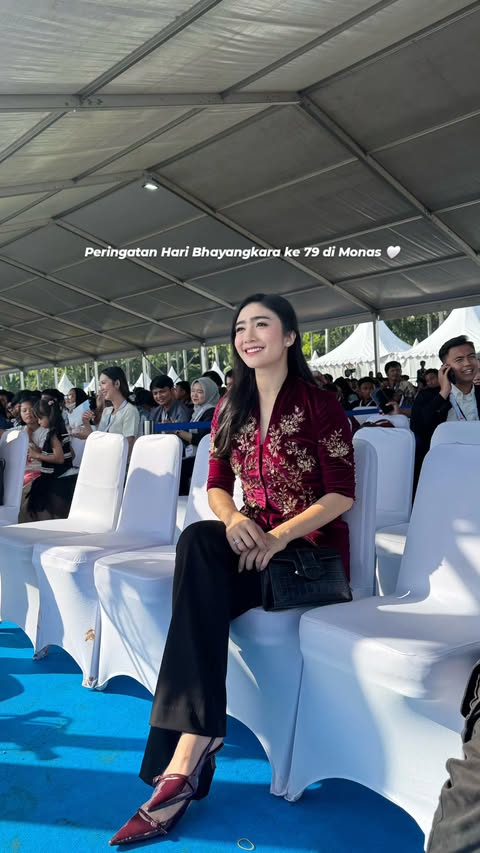 7 Potret Febby Rastanti hadiri HUT Bhayangkara ke-79, gayanya simpel tapi berkelas
