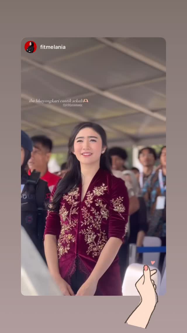 7 Potret Febby Rastanti hadiri HUT Bhayangkara ke-79, gayanya simpel tapi berkelas