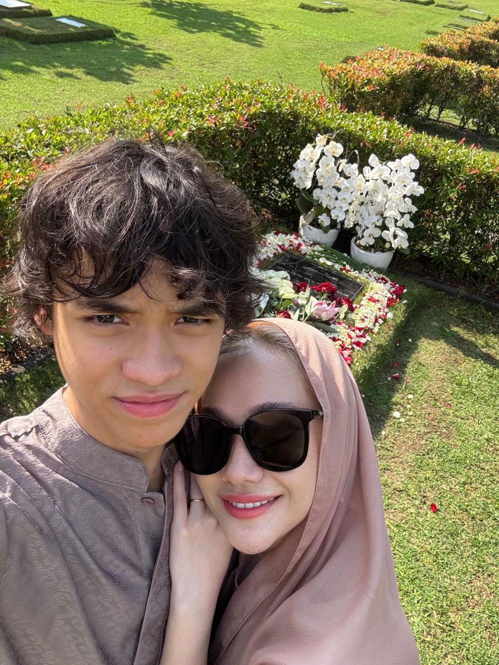 9 Potret BCL ziarah ke makam Ashraf Sinclair bareng eks mertua, komentar Tiko Aryawardhana bikin adem