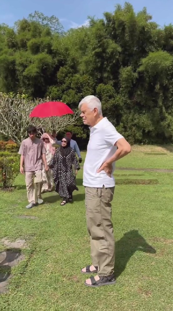 9 Potret BCL ziarah ke makam Ashraf Sinclair bareng eks mertua, komentar Tiko Aryawardhana bikin adem