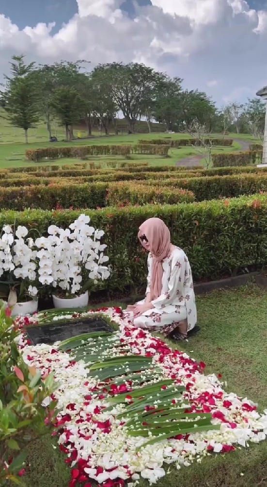 9 Potret BCL ziarah ke makam Ashraf Sinclair bareng eks mertua, komentar Tiko Aryawardhana bikin adem
