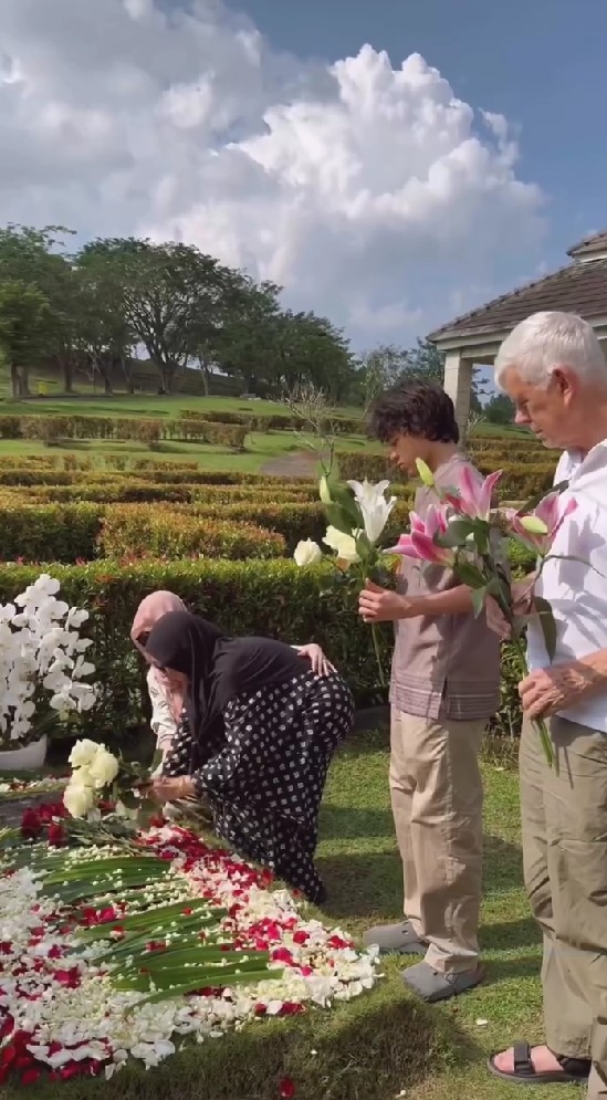 9 Potret BCL ziarah ke makam Ashraf Sinclair bareng eks mertua, komentar Tiko Aryawardhana bikin adem