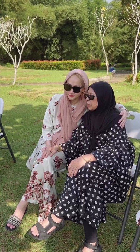 9 Potret BCL ziarah ke makam Ashraf Sinclair bareng eks mertua, komentar Tiko Aryawardhana bikin adem