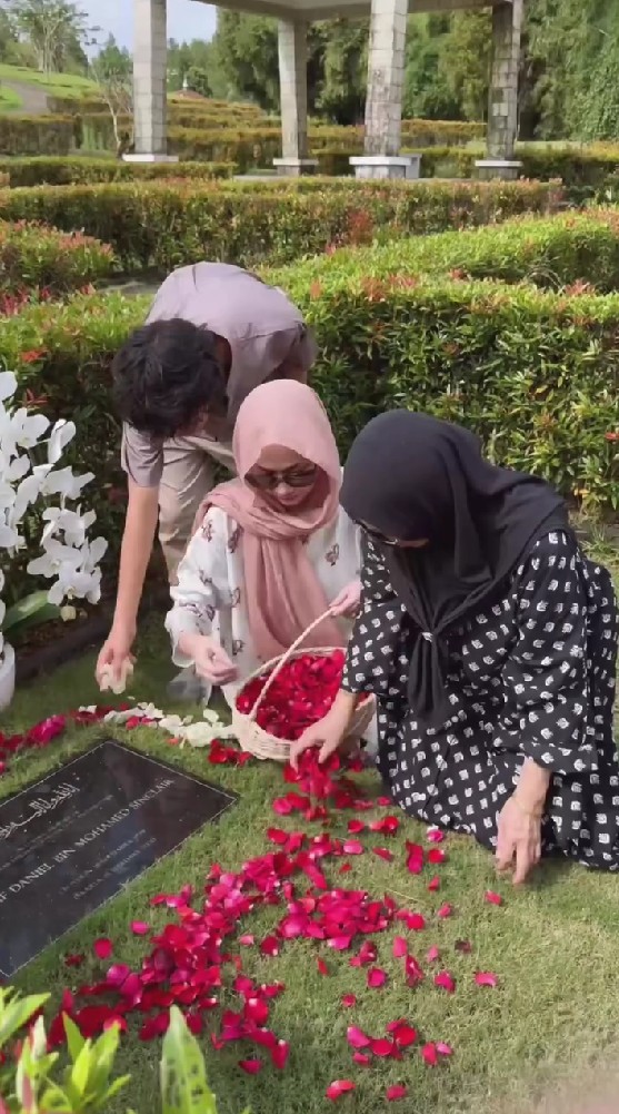 9 Potret BCL ziarah ke makam Ashraf Sinclair bareng eks mertua, komentar Tiko Aryawardhana bikin adem