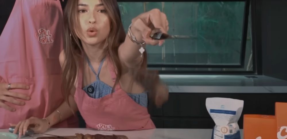 Pertama kali masak bareng, Justin Hubner bikin steak buat Jennifer Coppen, dimasak dengan penuh cinta