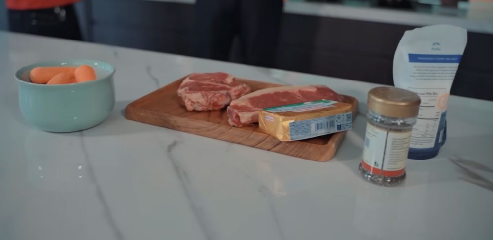 Pertama kali masak bareng, Justin Hubner bikin steak buat Jennifer Coppen, dimasak dengan penuh cinta