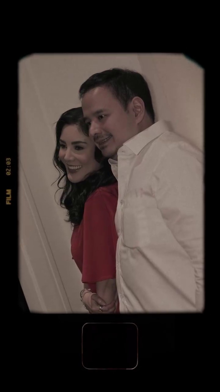 Blak-blakan ungkap status, 9 potret kemesraan Nindy Ayunda & Dito Mahendra, dulu dirahasiakan