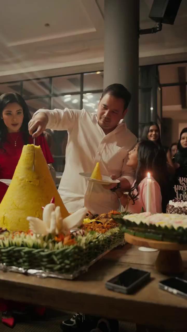 Blak-blakan ungkap status, 9 potret kemesraan Nindy Ayunda & Dito Mahendra, dulu dirahasiakan