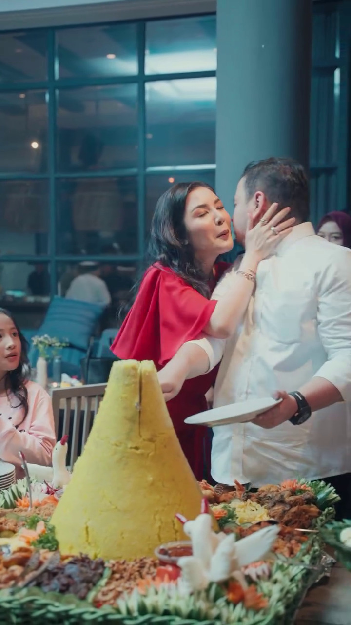 Blak-blakan ungkap status, 9 potret kemesraan Nindy Ayunda & Dito Mahendra, dulu dirahasiakan