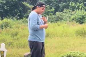 Viral anak tuli berdoa pakai bahasa isyarat di depan makam sang ibu, momennya menyentuh 