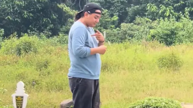 Viral anak tuli berdoa pakai bahasa isyarat di depan makam sang ibu, momennya menyentuh 