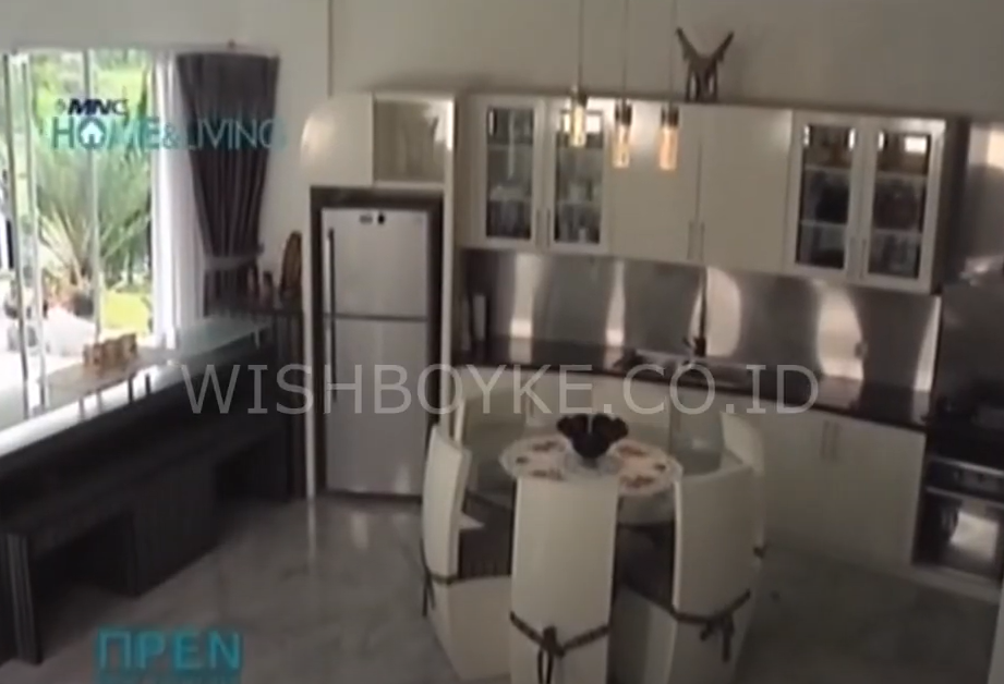 Punya rumah mirip keong, intip 6 cara dr. Boyke menata dapur dibuat melengkung nyambung mini bar